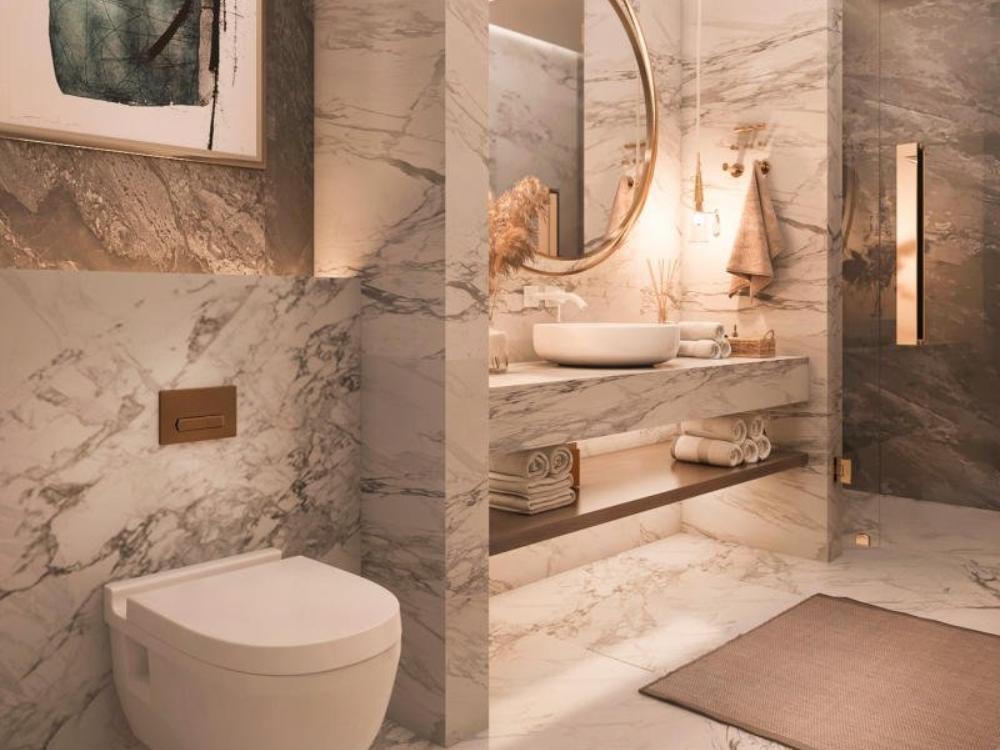 Phòng tắm căn hộ 75m² theo phong cách tối giản với tường gạch sáng, sàn chống trơn màu be, lavabo tròn