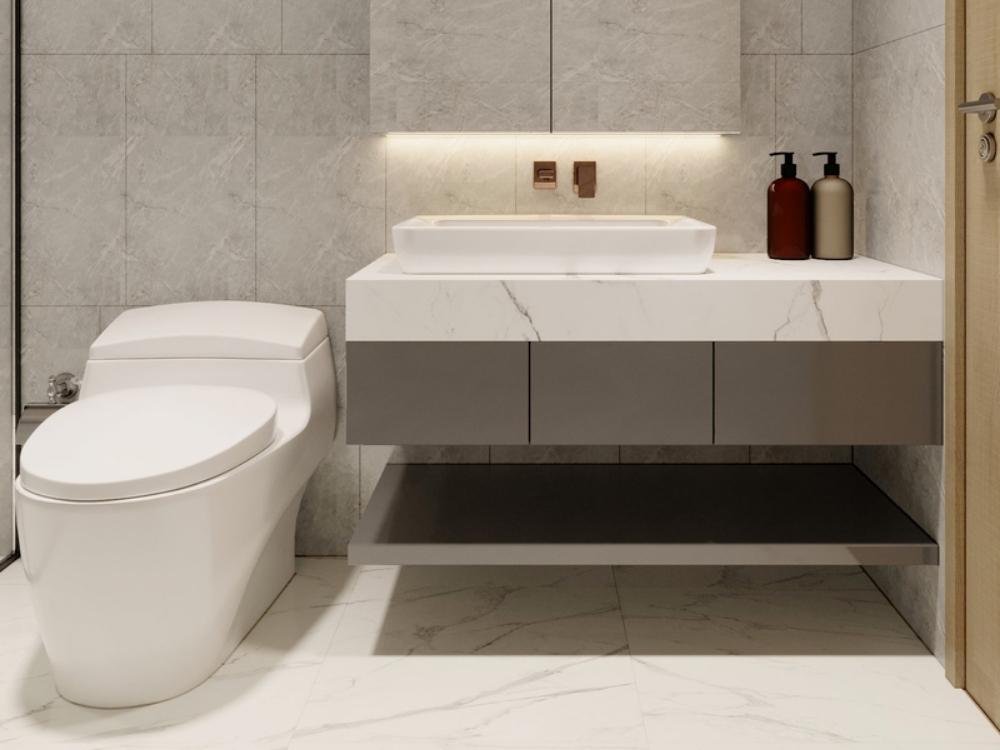 Phòng vệ sinh chung cư 45m2 với diện tích 3–4m2, sử dụng thiết bị compact và kệ góc lưu trữ, tối ưu công năng