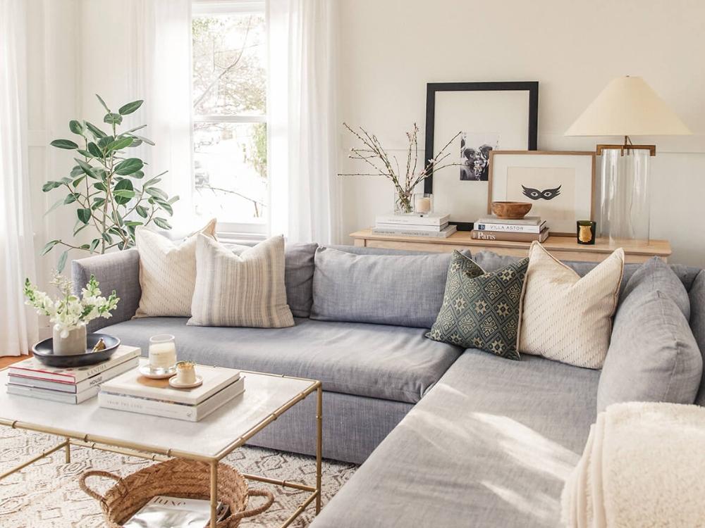 Phòng khách chung cư 2 phòng ngủ phong cách Bắc Âu - Scandinavian với bộ sofa vải