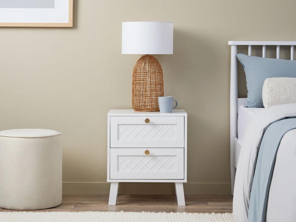 Tab đầu giường nhỏ gọn với ngăn kéo tiện lợi và đèn ngủ trang trí tinh tế