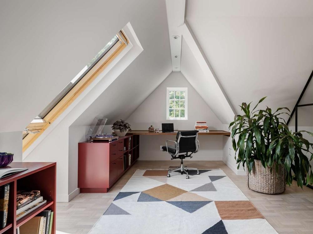 Tầng tum nhà phố 3 tầng được bố trí nội thất linh hoạt kết hợp cây xanh làm phòng làm việc