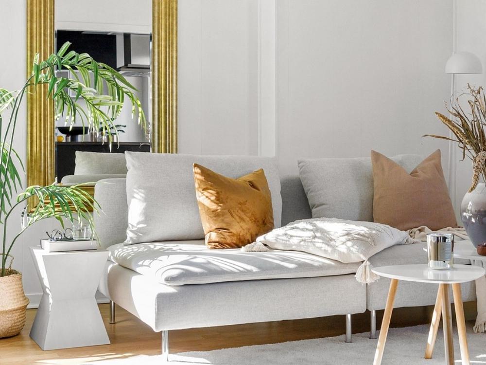 Thiết Kế Nội Thất Nhà Phố 2 Tầng Diện Tích 5x10m với bộ sofa vải màu xám trung tính