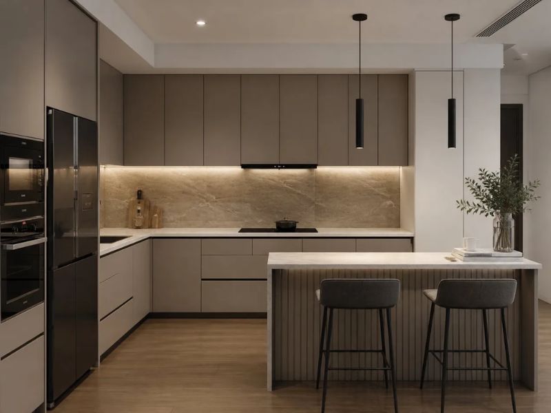 Thiết kế bếp chung cư phong cách hiện đại tông xám nâu mờ và bàn đảo tích hợp ghế bar