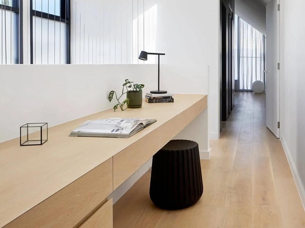 Thiết kế góc làm việc tầng 1 nhà phố 16x5 với bố cục gọn gàng, ánh sáng tự nhiên từ cửa sổ và tông màu ấm