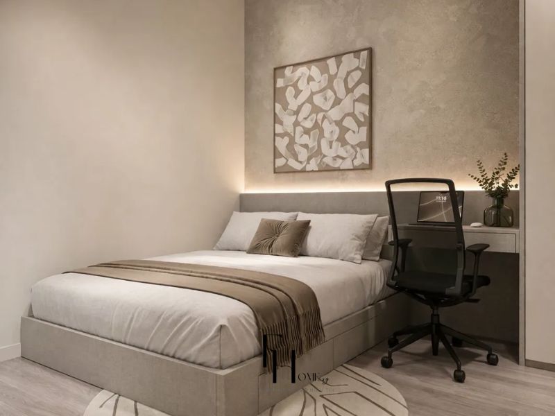 Phòng ngủ nhỏ 3 phòng ngủ 68m2 tường be cát vi xi nhám, giường xám tích hợp bàn làm việc liền đầu giường và ghế công thái học
