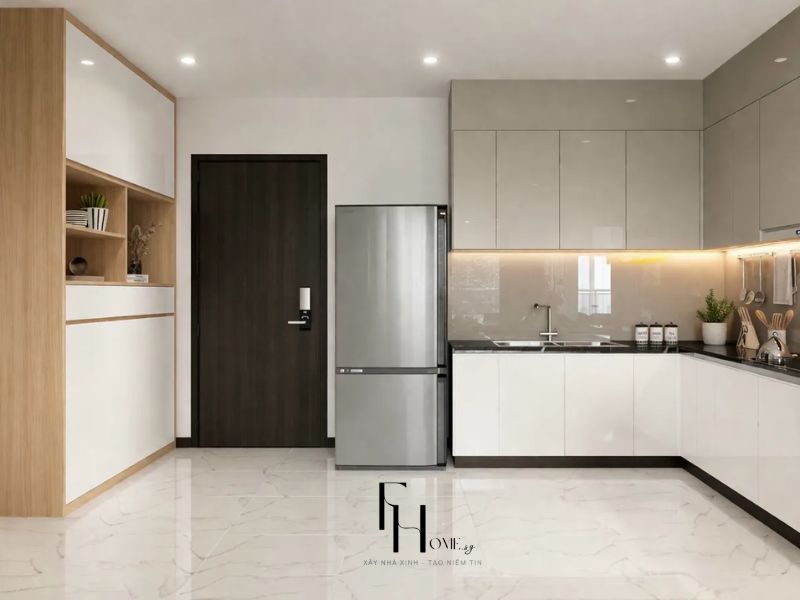 Phòng bếp chung cư 68m2 phong cách Hiện Đại chữ L tủ xám be bóng và trắng bóng, kính hậu bếp phản chiếu và hệ tủ kết hợp kệ mở gỗ sồi