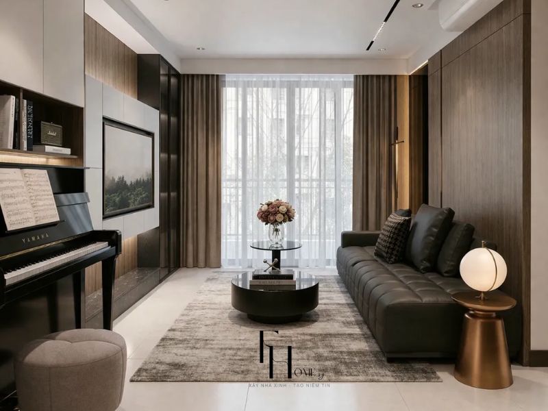 Phòng khách chung cư 77m2 tường ốp gỗ nâu đậm sofa da đen bàn trà tròn mặt đen đàn piano góc phòng đèn cầu thủy tinh