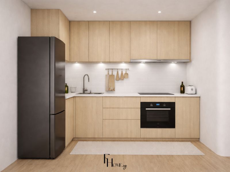 Phòng bếp chung cư 50m2 phong cách Wabi Sabi bố cục chữ L với hệ tủ veneer vân sồi sáng, mặt bàn đá trắng, gạch thẻ ốp tường và tủ lạnh đen làm điểm nhấn