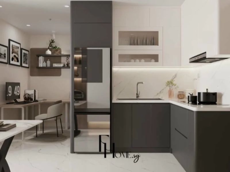 Phòng bếp chung cư 50m2 phong cách Tối giản với hệ tủ chữ L hai tông xám than và trắng mờ, tủ cao âm tủ lạnh, backsplash đá marble trắng và sàn gạch marble liền mạch