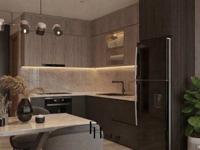 Phòng bếp chung cư 50m2 phong cách Tân Cổ Điển với tủ trên gỗ lạng nâu ấm, tủ dưới nhựa phủ đen bóng và ốp tường sau bếp đá cẩm thạch be vàng vân mây