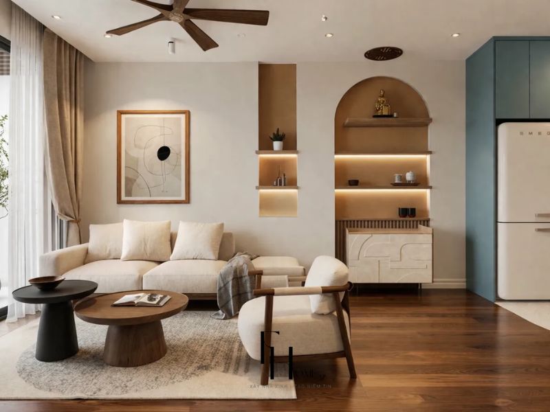 Phòng khách chung cư 50m2 phong cách Bắc Âu với sofa vải xù trắng kem, hai bàn trà gỗ óc chó và đen mờ lệch nhau và hốc tường âm đèn LED vàng ấm