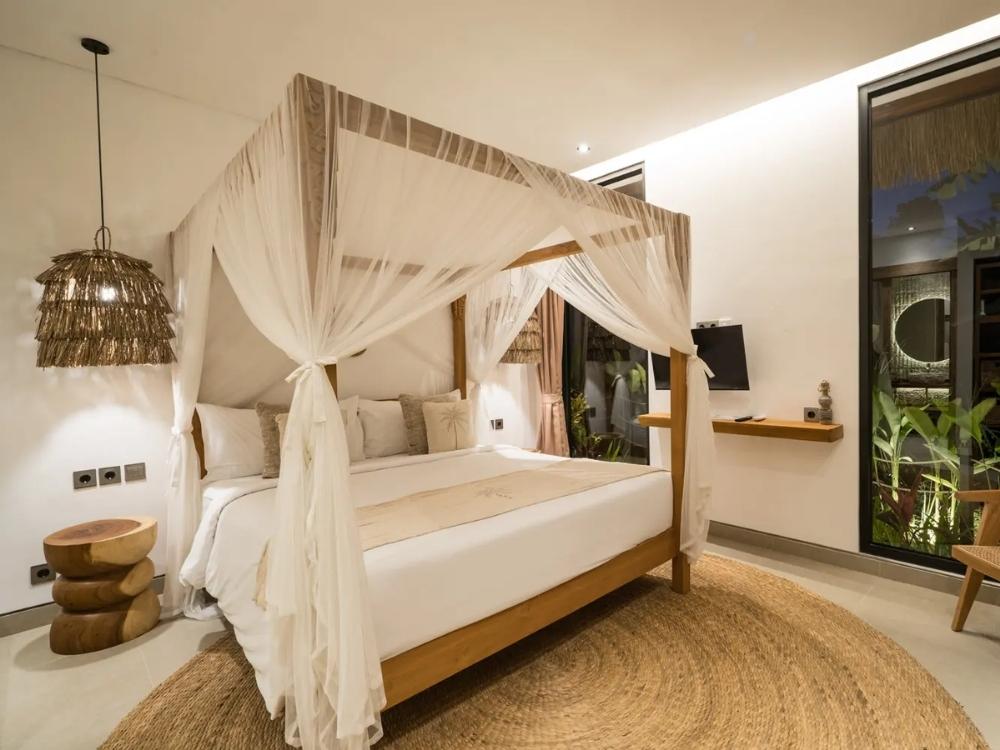 Thiết kế nội thất phòng ngủ 16m² với phong cách resort hiện đại, giường khung tre mang hơi thở nhiệt đới
