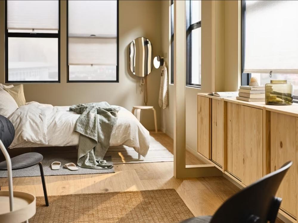 Thiết kế nội thất phòng ngủ 20m² bố trí các khu vực chức năng rõ ràng, bao gồm góc thư giãn với sofa đọc sách, bàn cà phê và kệ tích hợp