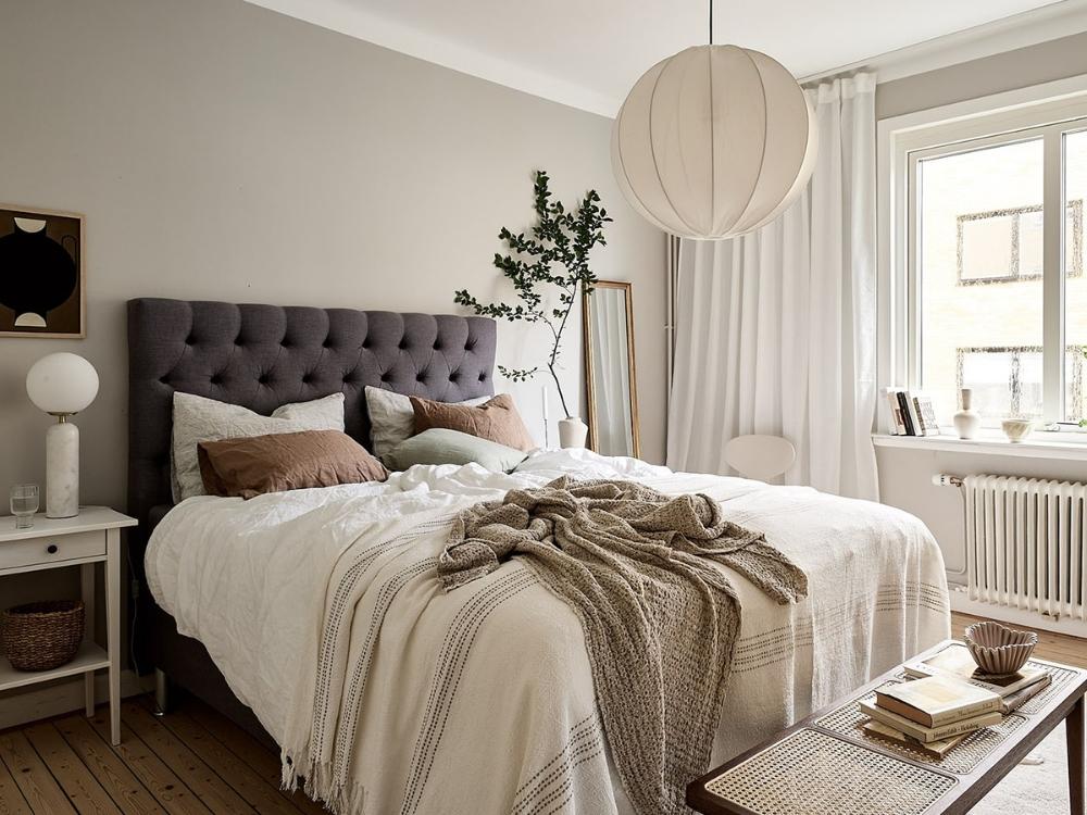 Thiết kế nội thất phòng ngủ 20m² theo phong cách Scandinavian hiện đại với giường super king, màu sắc tự nhiên và ánh sáng dồi dào