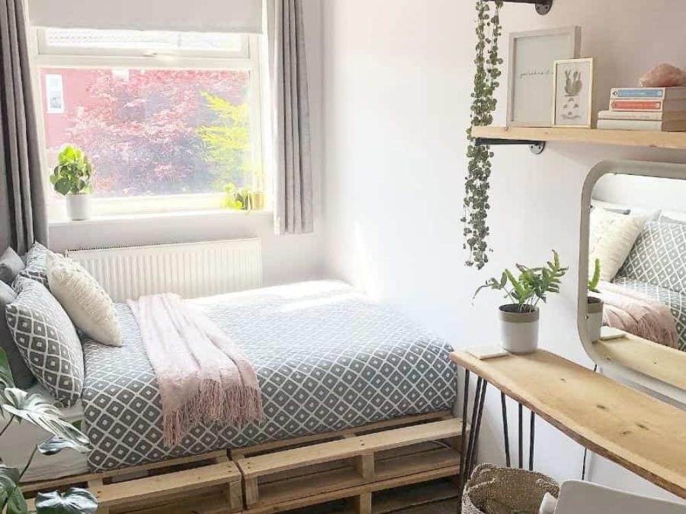 Thiết kế nội thất phòng ngủ 8m² tối ưu không gian với giường thấp, bàn làm việc và kệ thông minh