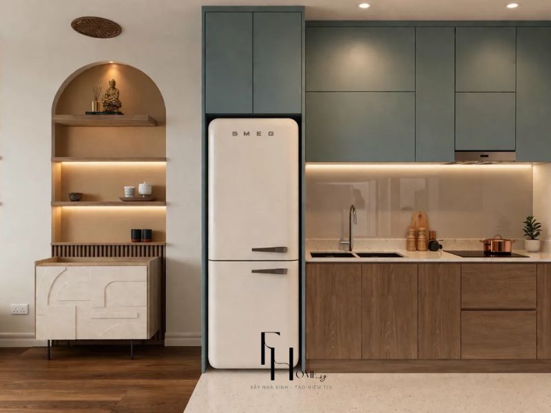 Phòng bếp chung cư 50m2 phong cách Bắc Âu với tủ trên xanh mòng két mờ, tủ dưới gỗ lạng nâu ấm và tủ lạnh SMEG kiểu cổ trắng kem