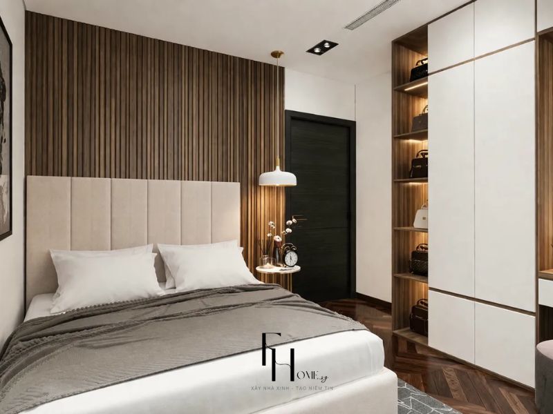 hiết kế nội thất chung cư 80m2 hiện đại phòng ngủ master tường lam gỗ nâu tủ mở đèn LED tích hợp