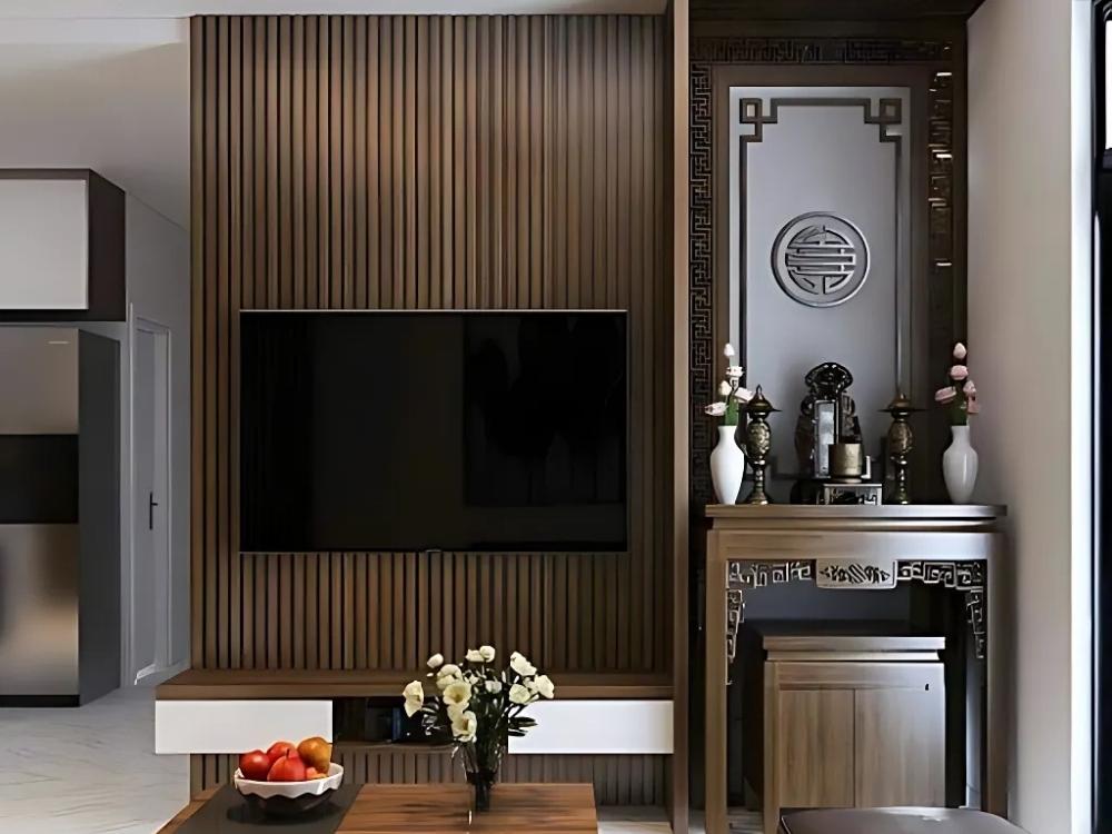 Phòng thờ chung cư với bàn thờ bằng gỗ tự nhiên, đèn âm trần và trang trí trang nhã tạo không gian linh thiêng và trang trọng.