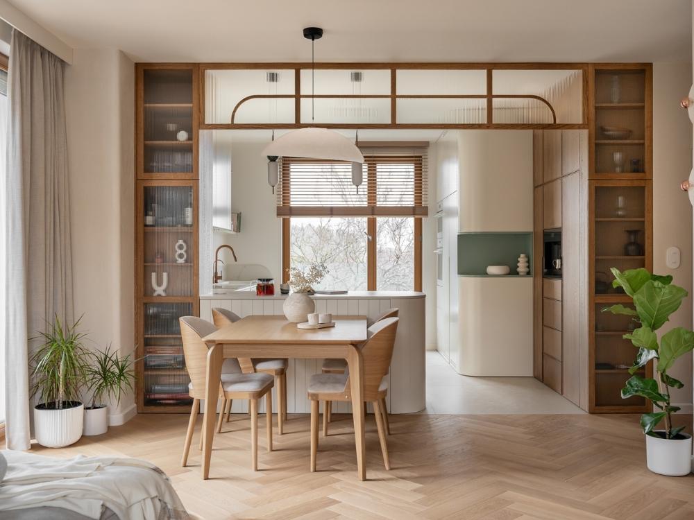 Thiết kế phòng bếp nhà phố 16x5m phong cách Japandi với gam màu trung tính và chất liệu gỗ sáng, bố trí gọn gàng