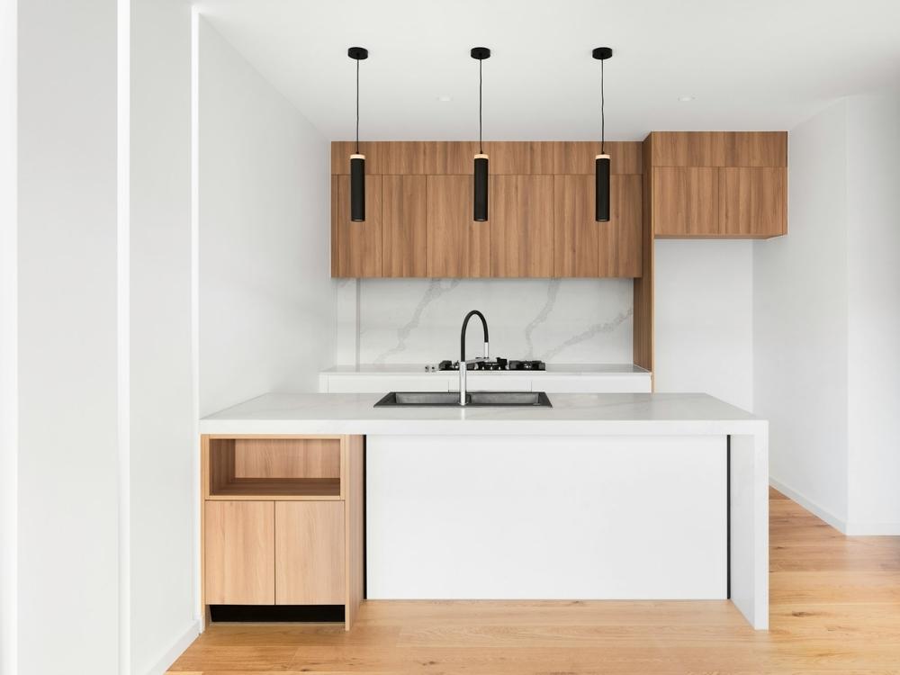 Thiết kế phòng bếp nhà phố 3 tầng với tủ bếp cao kịch trần tăng không gian lưu trữ