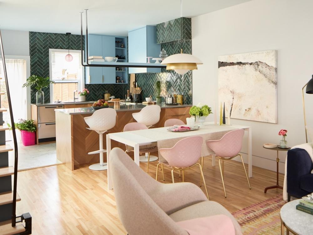 Thiết kế phòng bếp nhà phố 5x16 có gara tầng trệt với hệ tủ âm tường và bàn ăn nhỏ gọn, tạo không gian nấu nướng tiện nghi