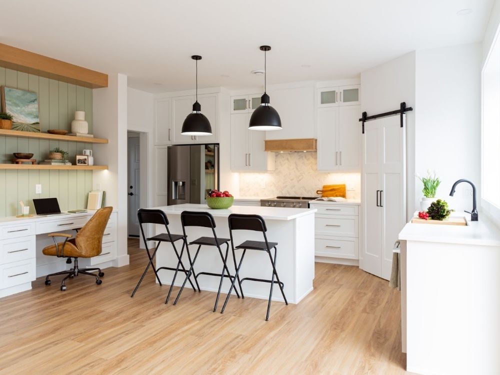 Thiết kế phòng bếp nhà phố nhỏ với ghế gấp gọn