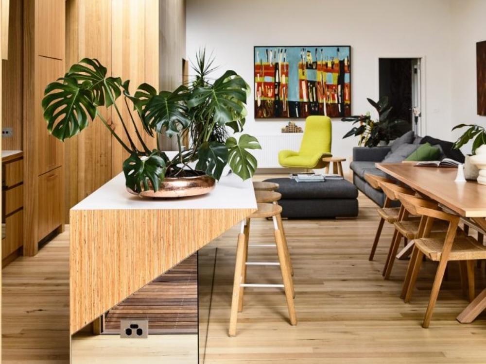 Thiết kế phòng bếp tầng 1 nhà phố 16x5 3 tầng theo không gian mở, kết nối liền mạch với phòng khách