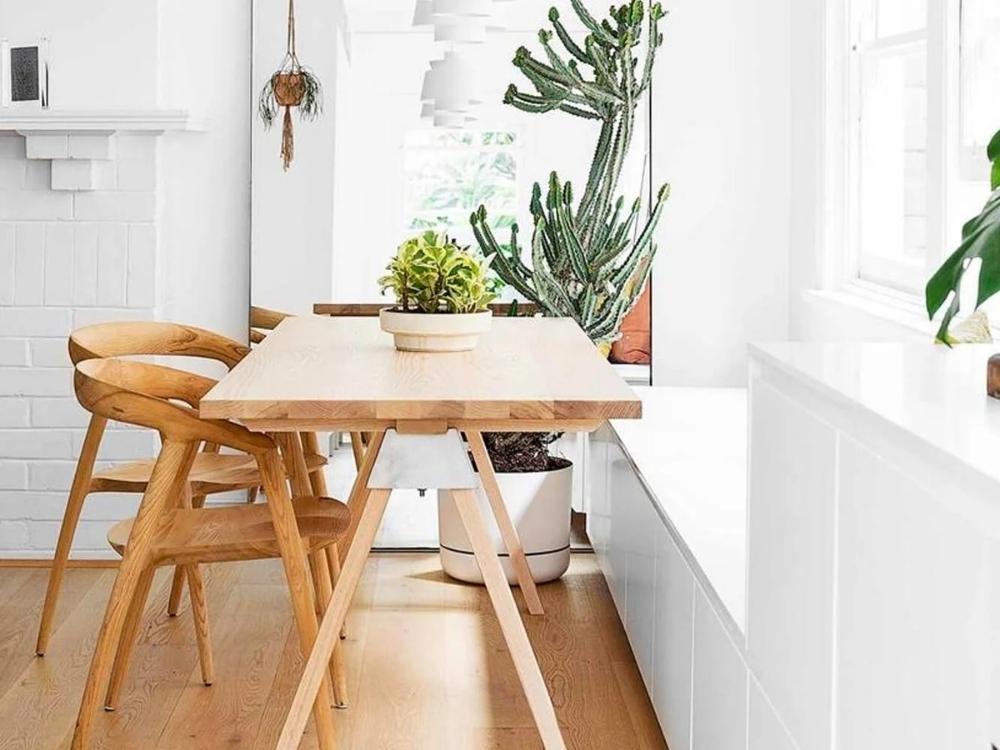 Thiết kế phòng bếp và khu ăn tầng trệt nhà phố 16x5 bố trí cuối nhà, sử dụng gam màu ấm và vật liệu mộc mạc