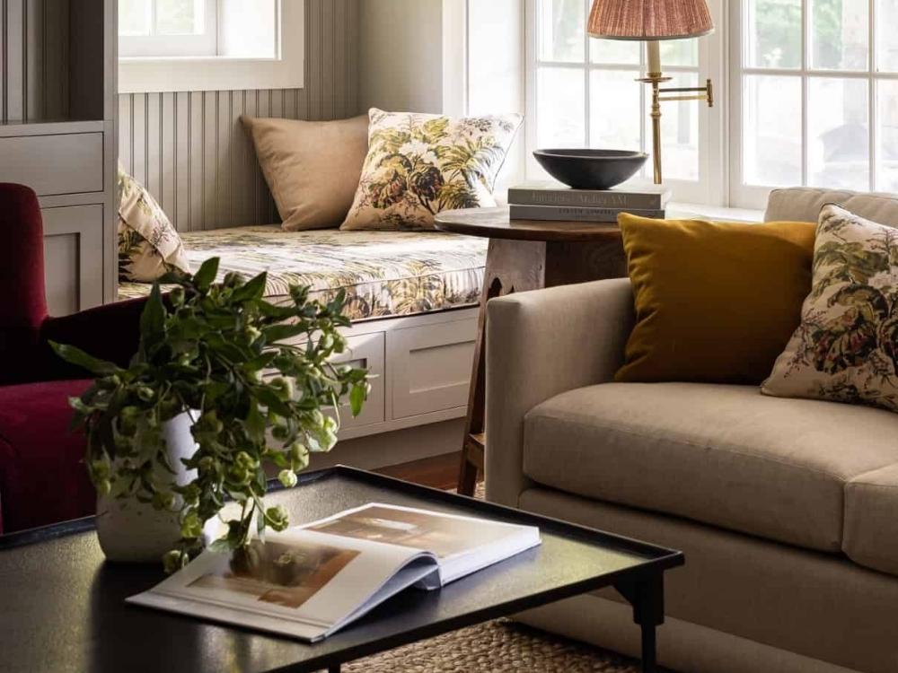 Thiết kế phòng khách nhà phố 16x5m nổi bật với điểm nhấn màu sắc ấm áp