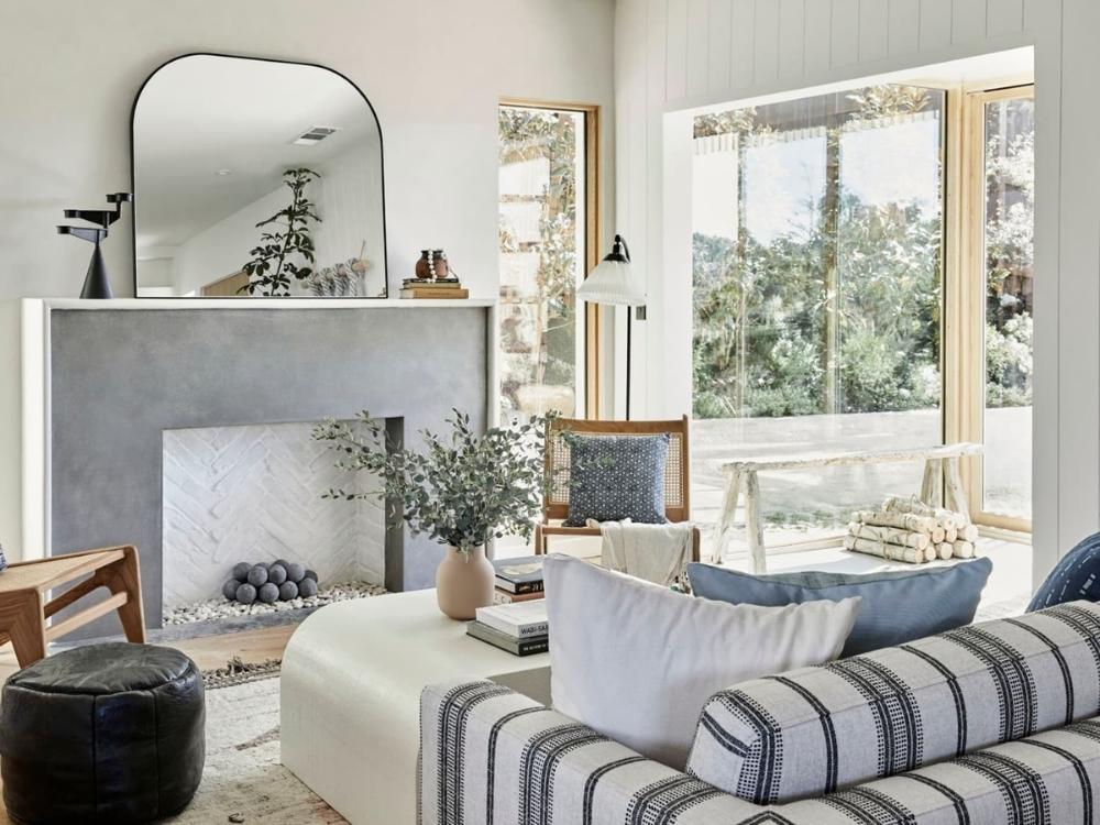 Thiết kế phòng khách nhà phố 16x5m phong cách Japandi với tông trắng xám nhẹ nhàng, kết hợp nội thất gỗ sồi và mây tre tự nhiên