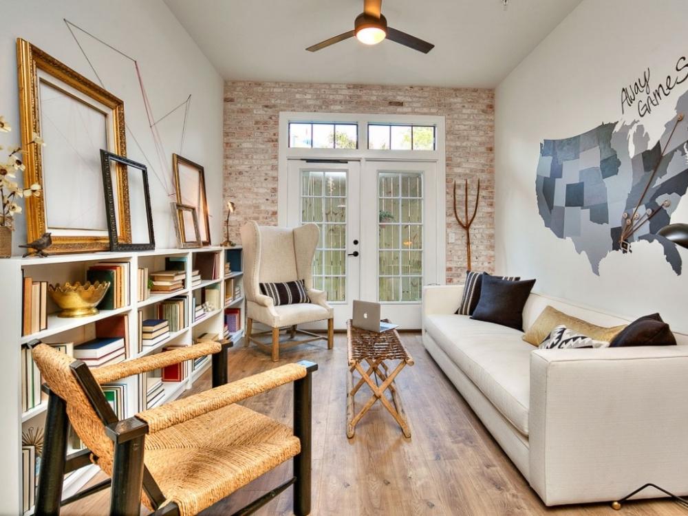 Thiết kế phòng khách nhà phố 16x5m tận dụng ánh sáng tự nhiên từ cửa sổ lớn, kết hợp nội thất tối giản mang lại sự hài hòa và hiện đại.