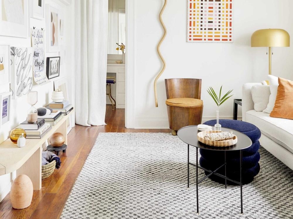 Thiết kế phòng khách nhà phố 16x5m với không gian mở, tông sáng chủ đạo và sofa văng nhỏ gọn tạo cảm giác rộng rãi, thoáng mát.