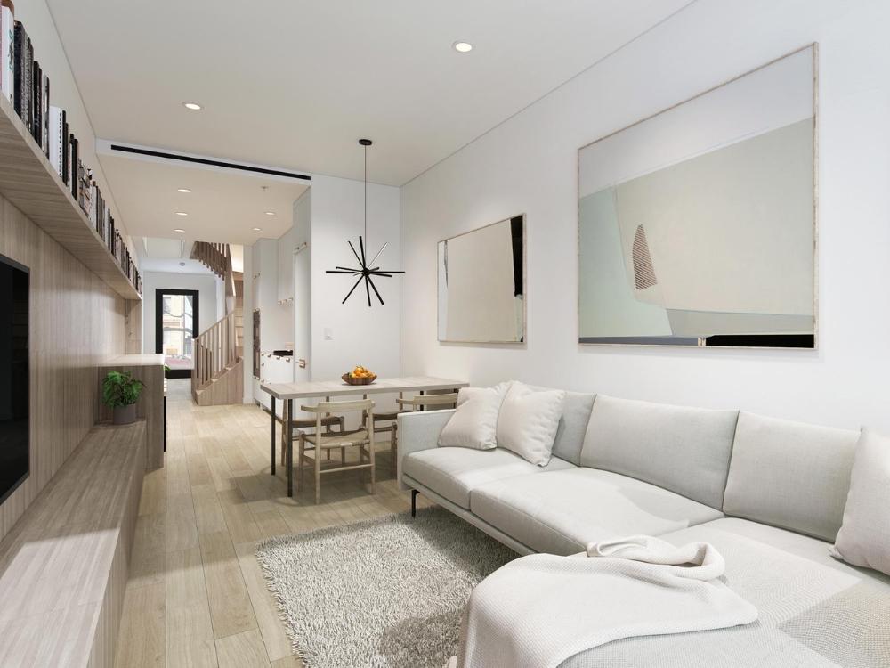 Thiết kế phòng khách nhà phố 4x10m 2 tầng với tông trắng kem sáng, bố trí sofa hiện đại và chi tiết trang trí tinh tế