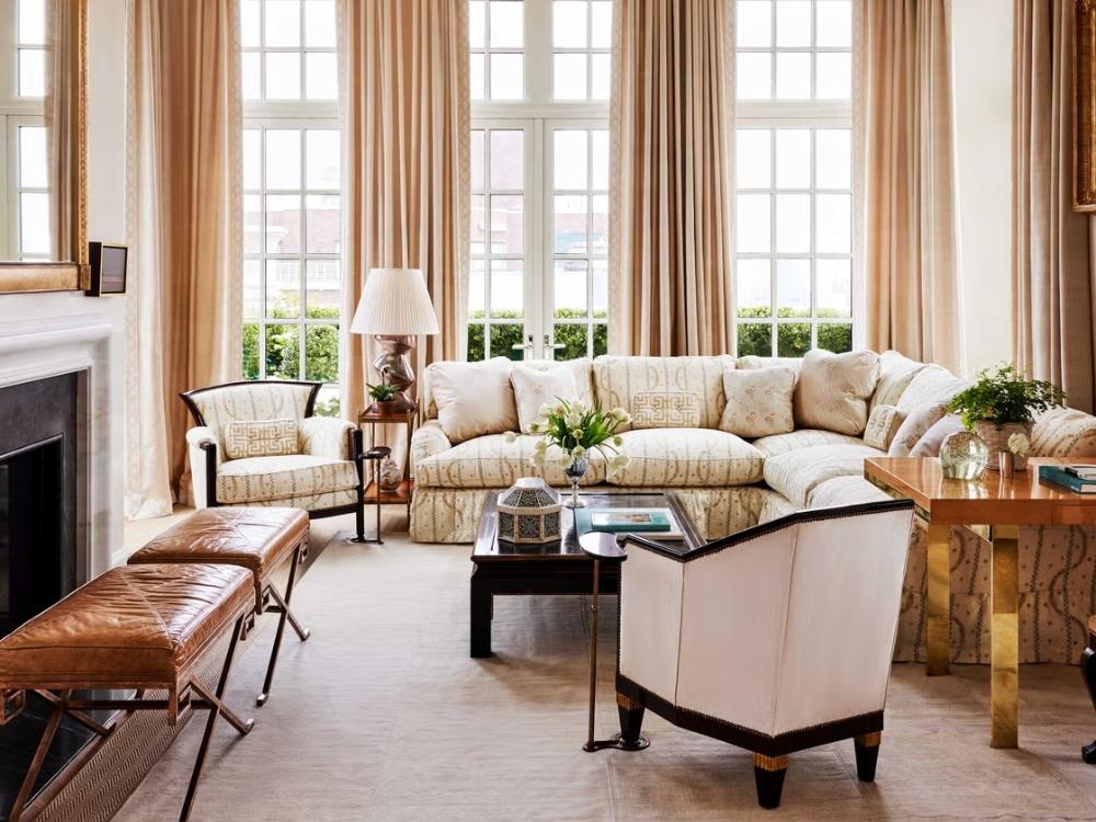 Thiết kế phòng khách nhà phố 4x10m với cửa sổ lớn, lấy ánh sáng tự nhiên giúp không gian trông rộng rãi hơn