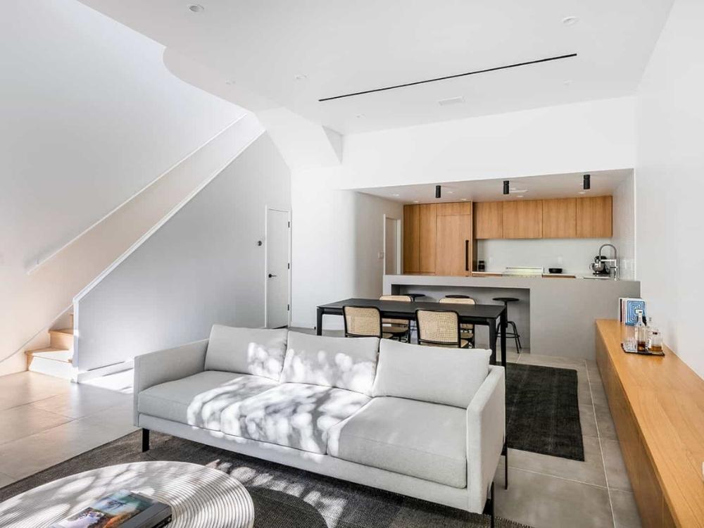 Thiết kế phòng khách nhà phố 5x16 có gara tầng trệt với bố cục hiện đại, sử dụng gam màu trung tính và nội thất gỗ