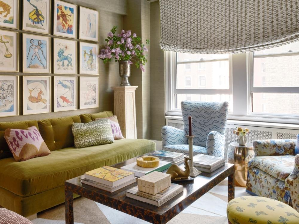 Thiết kế phòng khách phong cách Tân cổ điển nổi bật với tông màu rực rỡ, điểm nhấn sofa nhung tạo không khí quý phái.