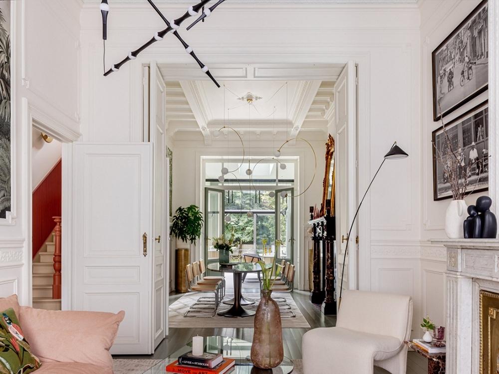 Thiết kế phòng khách phong cách Tân cổ điển với tông trắng chủ đạo, phào chỉ tinh tế và nội thất gỗ sơn trắng mang vẻ sang trọng, nhẹ nhàng.