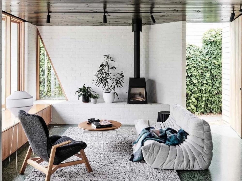 Thiết kế phòng khách tầng trệt nhà phố 16x5 sử dụng tông sáng và nội thất gỗ giúp không gian thêm rộng rãi, thoáng đãng.