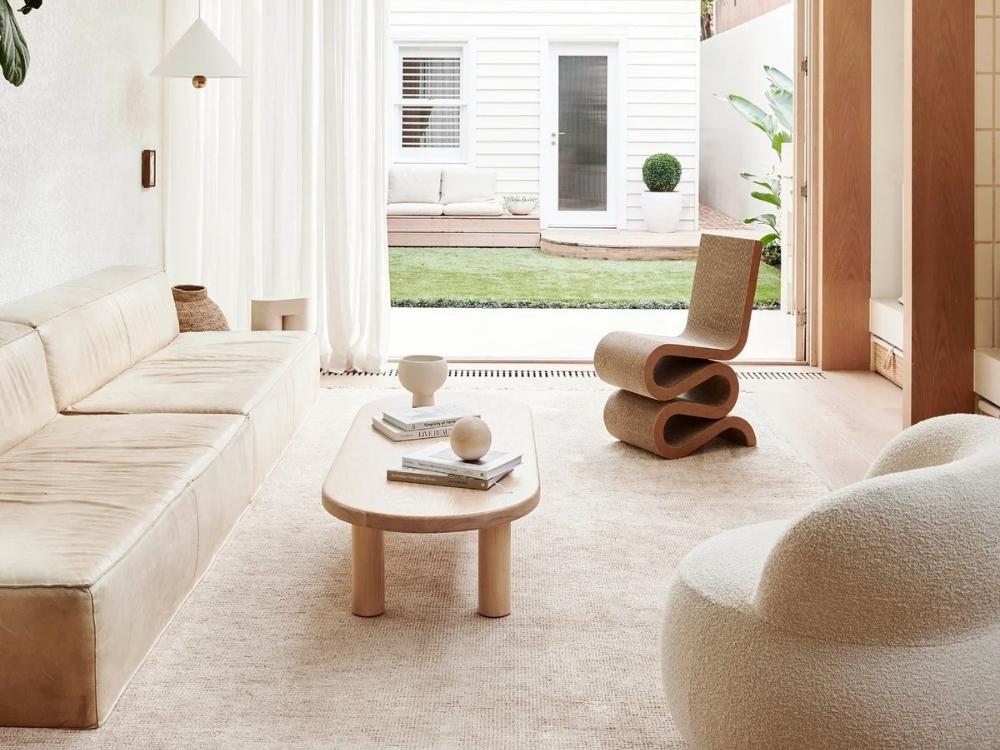 Thiết kế phòng khách tầng trệt nhìn từ hướng cầu thang, nổi bật với bố cục mở, ánh sáng tự nhiên và cách phối màu hài hòa