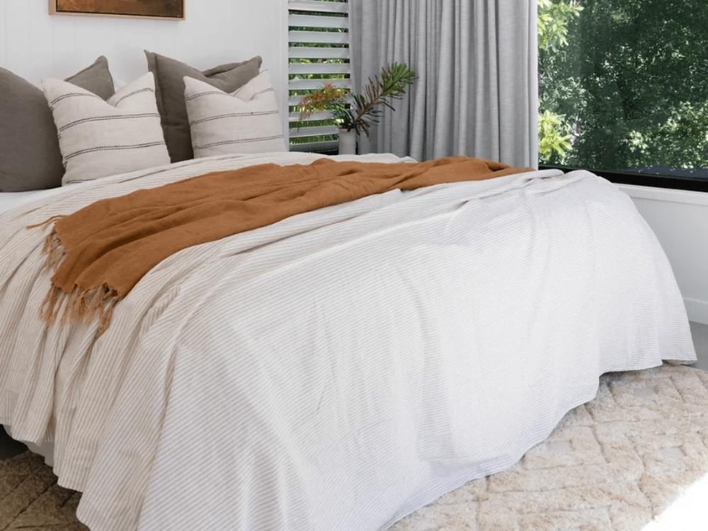 Thiết kế phòng ngủ master tầng 1 nhà phố 16x5 với cửa kính lớn đón sáng tự nhiên, tông màu nhẹ nhàng và nội thất tối giản