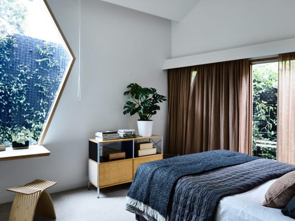 Thiết kế phòng ngủ phụ tầng 2 nhà phố 16x5 3 tầng với cửa sổ lớn đón sáng, bố trí nội thất gọn gàng và điểm nhấn trang trí nhẹ nhàng