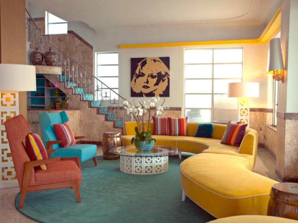 Thiết kế phòng phong cách Maverick độc lập, nổi bật với bố cục phi quy tắc, màu sắc tương phản mạnh và điểm nhấn nghệ thuật đầy cá tính