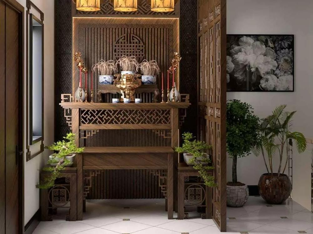 Thiết kế phòng thờ trang trọng với bàn thờ gỗ, vách ngăn CNC tinh tế và ánh sáng vàng ấm tạo cảm giác tôn nghiêm.