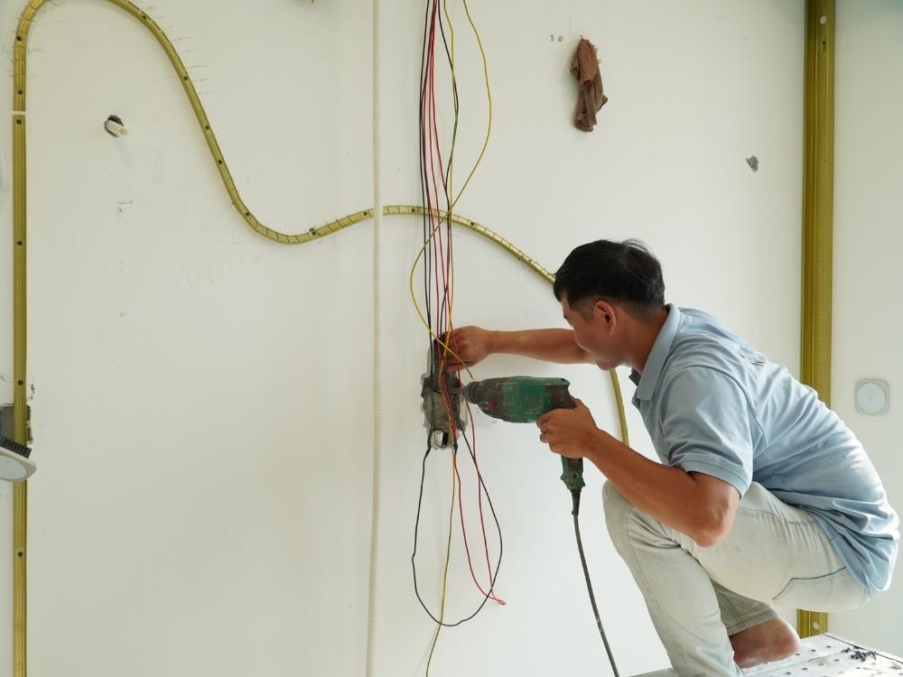 Thợ FHome.sg làm việc trực tiếp tại công trình với quy trình chuyên nghiệp và tinh thần trách nhiệm cao.