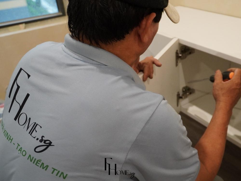 Thợ FHome.sg lắp đặt nội thất theo bản vẽ chi tiết, giúp gia chủ tiết kiệm chi phí và tránh phát sinh