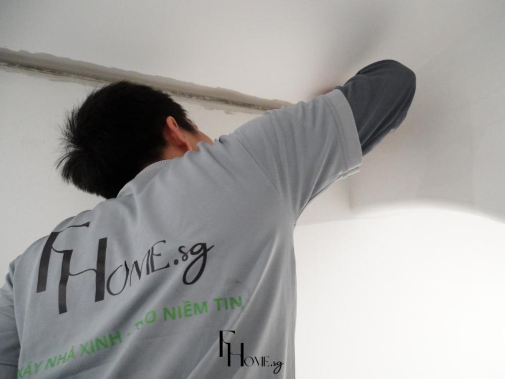 Thợ FHome.sg thi công nội thất phòng khách chung cư, đảm bảo tiến độ và kỹ thuật chính xác