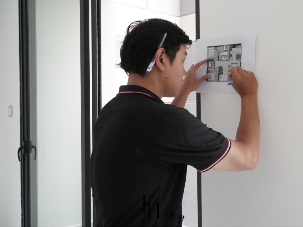 Thợ nội thất FHome.sg kiểm tra và hoàn thiện chi tiết lắp đặt tại căn hộ, đảm bảo chất lượng thi công bền đẹp và chính xác trước bàn giao
