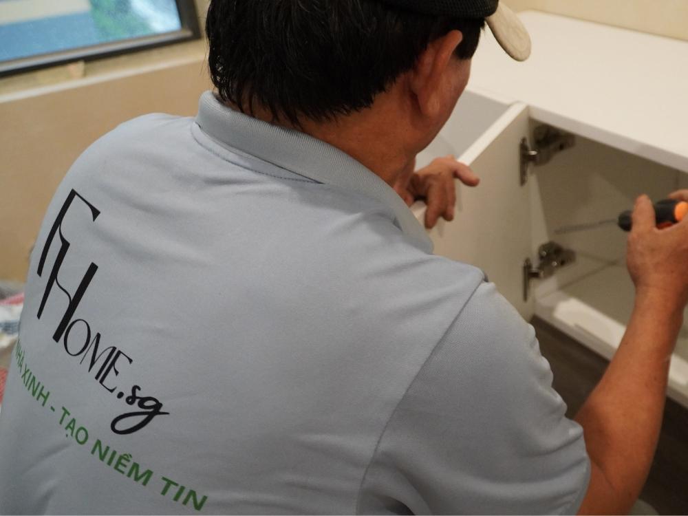 Thợ tại công trình FHome.sg đang thi công, thể hiện sự chuyên nghiệp và tỉ mỉ trong từng hạng mục