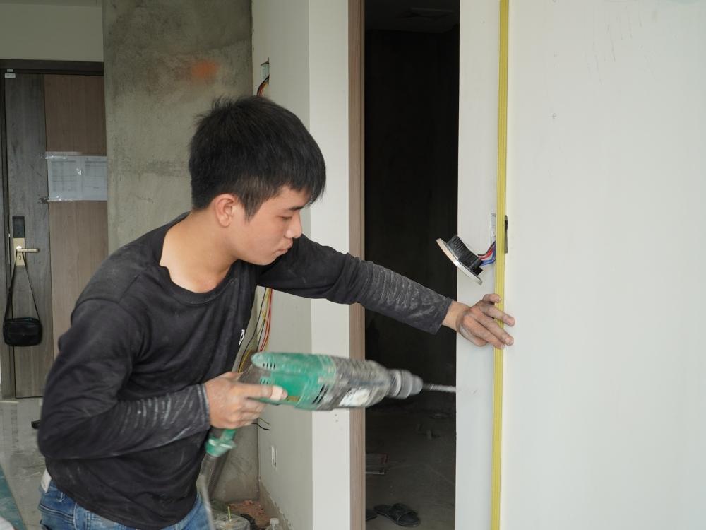 Thợ thi công FHome.sg đang làm việc tại công trình, thể hiện kỹ năng chuyên môn và sự tỉ mỉ trong từng hạng mục