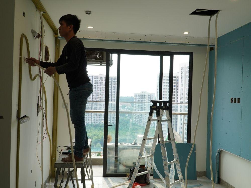 Thợ thi công phần thô phòng ngủ đang lắp đặt hệ thống tường và trần, chuẩn bị cho giai đoạn hoàn thiện nội thất
